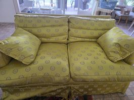 Sofa gelb gemustert mit Kissen guter Zustand