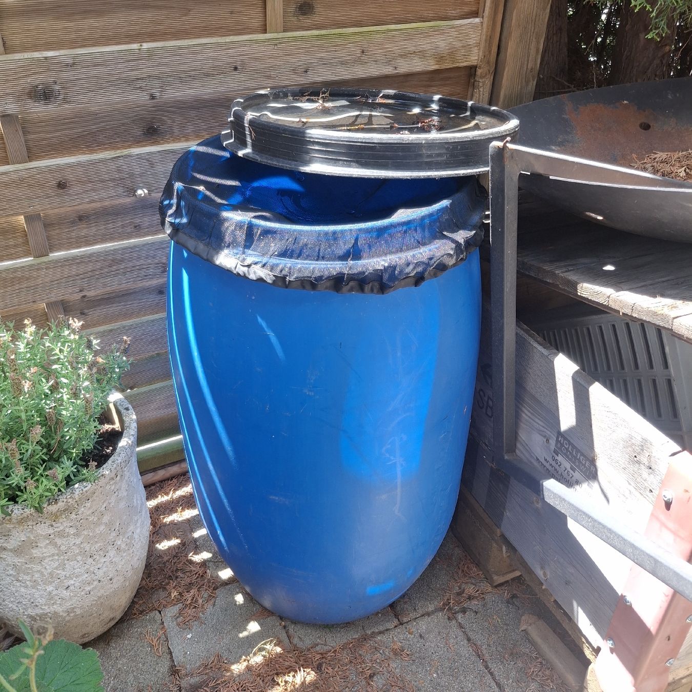 Humidifier & Arroser: Regentonne blau mit Deckel – D'occasion à Tuttwil par Daisy75