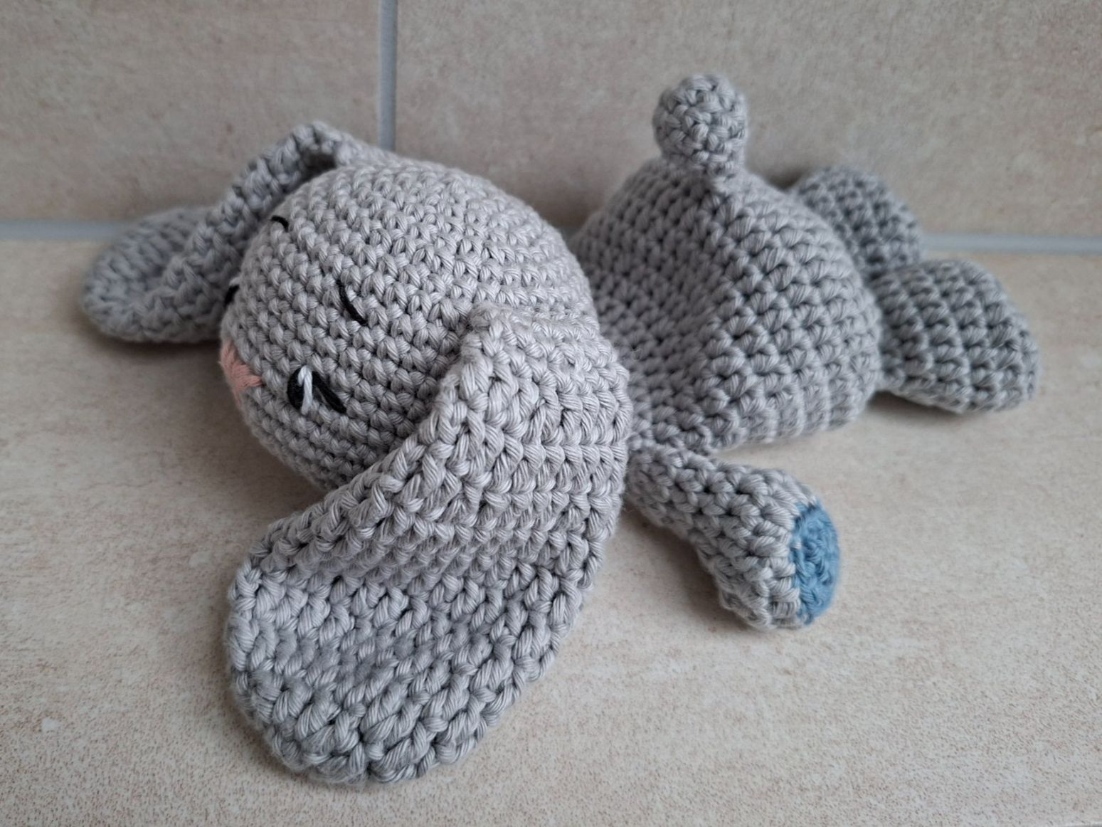 Jouets: Selbst gehäkelter Schnuffelhase – Neuf (Voir description) à Waltenschwil par PlantAddict 3