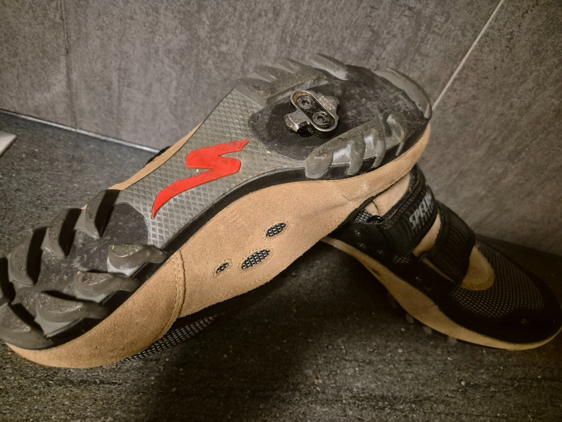 Specialized Scarpe da uomo: Specialized bicycle clip-in shoes – Usato da Essertes venduto da onezoneplay