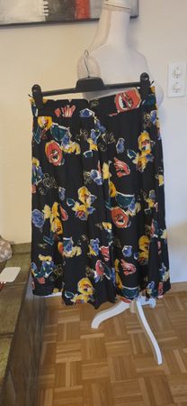 Sommerrock schwarz mit Blumenmuster, Gr. 38, Viskose/Polyami