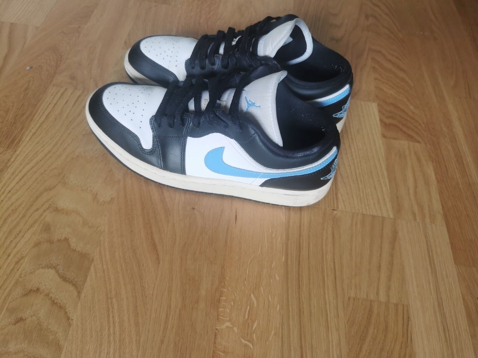 Jordan Scarpe da uomo: Jordan 1 Low Black University Blue White 42.5 – Usato da Bern venduto da ged_ffx9 2