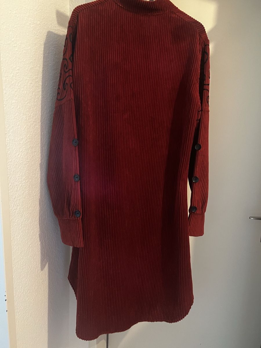 Vestiti: Bordeaux Kleid – Nuovo (secondo la descrizione) da Zürich venduto da Shahd_El_Haj 1