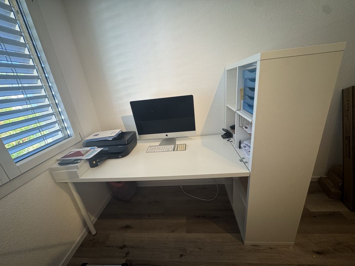 Bureaux: Schreibtisch mit Korpus – D'occasion à Hinwil par Diliborina9598