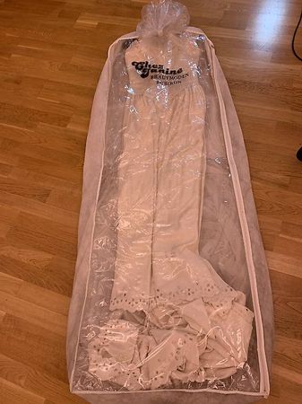 Brautkleid mit Schleppe und Unterrock plus Collier
