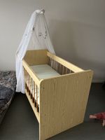 Schönes Holzbabybett