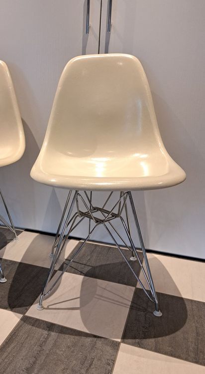 Eames Side Chair Fiberglas mit Eiffel Base von Vitra 1