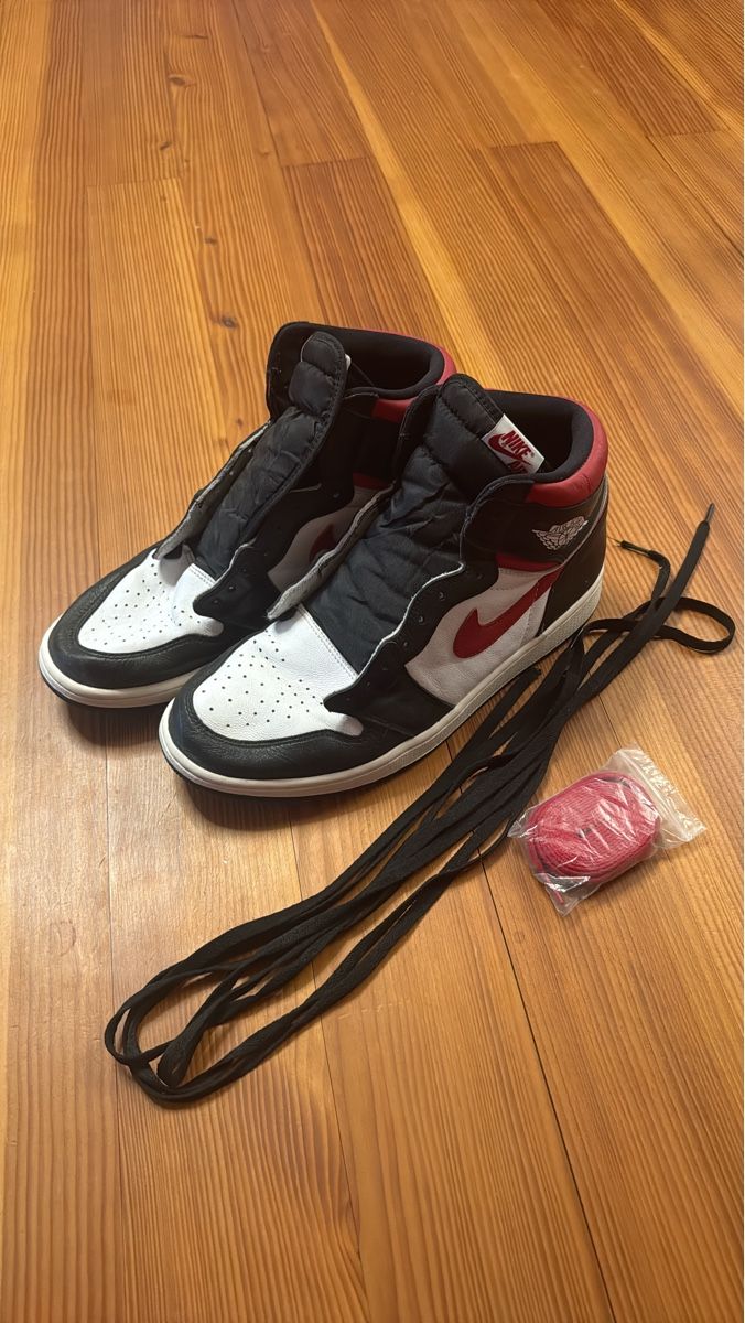 Jordan Scarpe da uomo: Nike Air Jordan 1 High Schwarz Rot  – Usato da Waltalingen venduto da Srf123