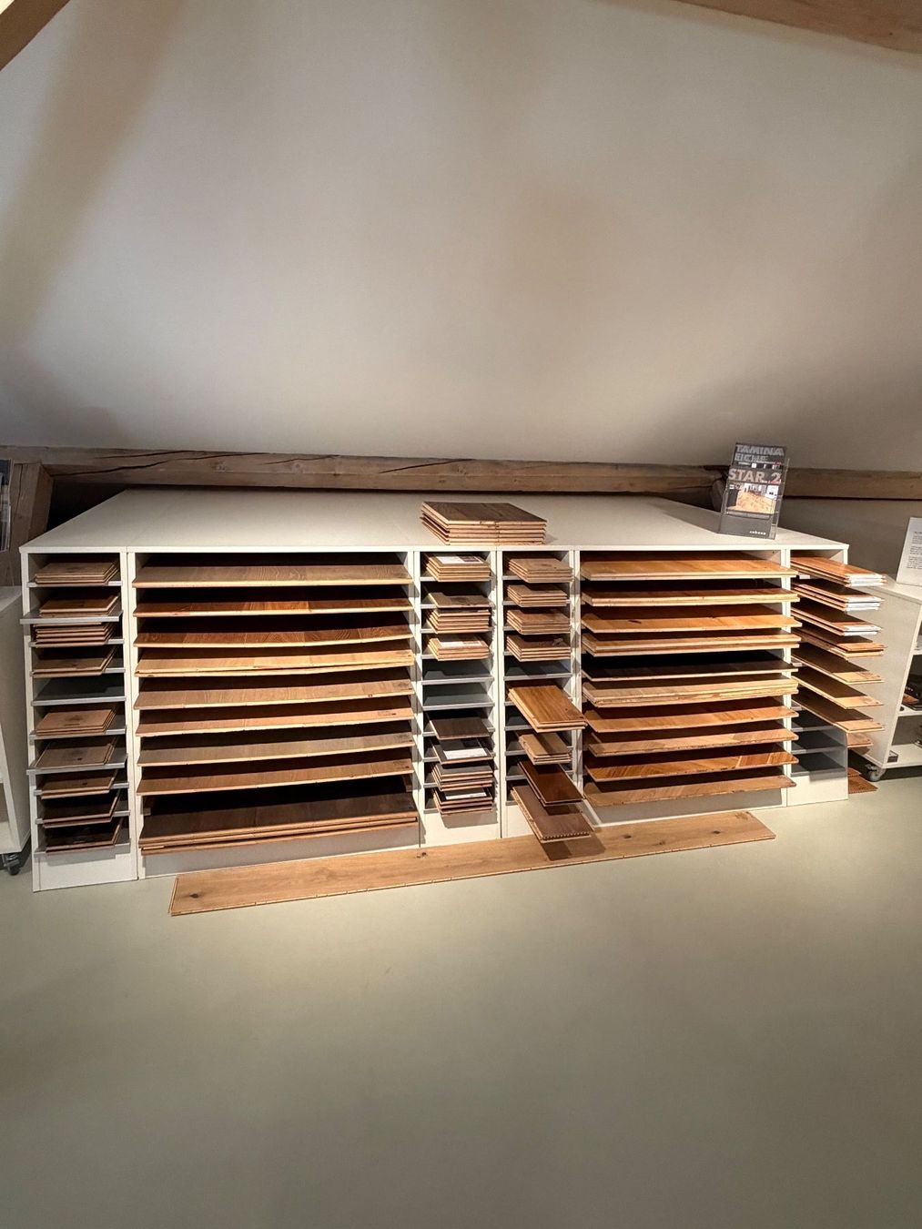 Étagères: Regal für Parkettausstellung – D'occasion à Sissach par epsi16