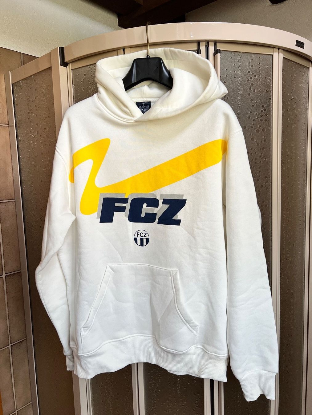 Pullover & Sweatshirts: FCZ Hoodie offwhite Logo Grösse M – Gebraucht aus Bülach von eric600
