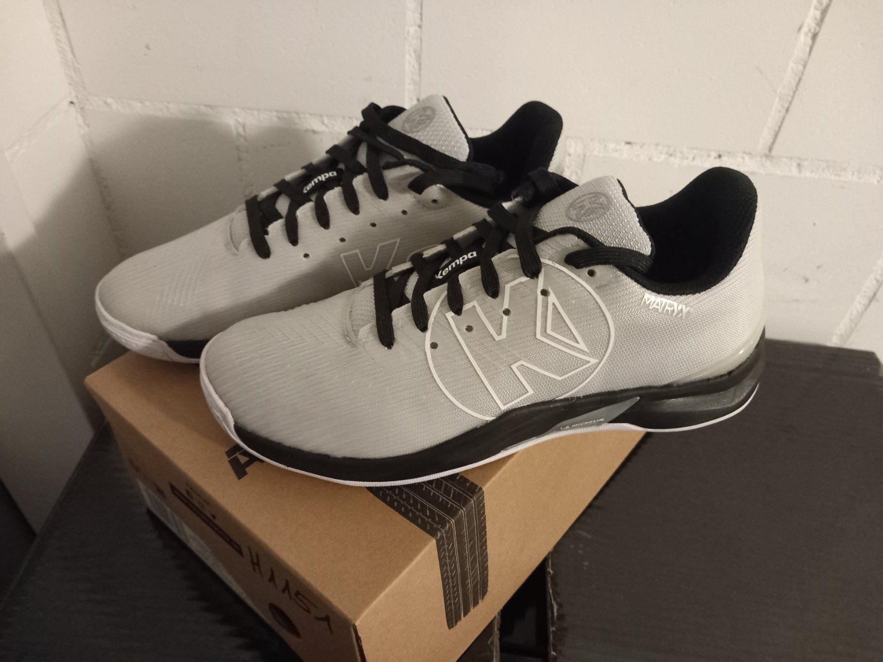 Herrenschuhe: Kempa Attack Two 2.0 cool grey Gr.40.5 – Neu und originalverpackt aus Thun von Beas-Allerlei