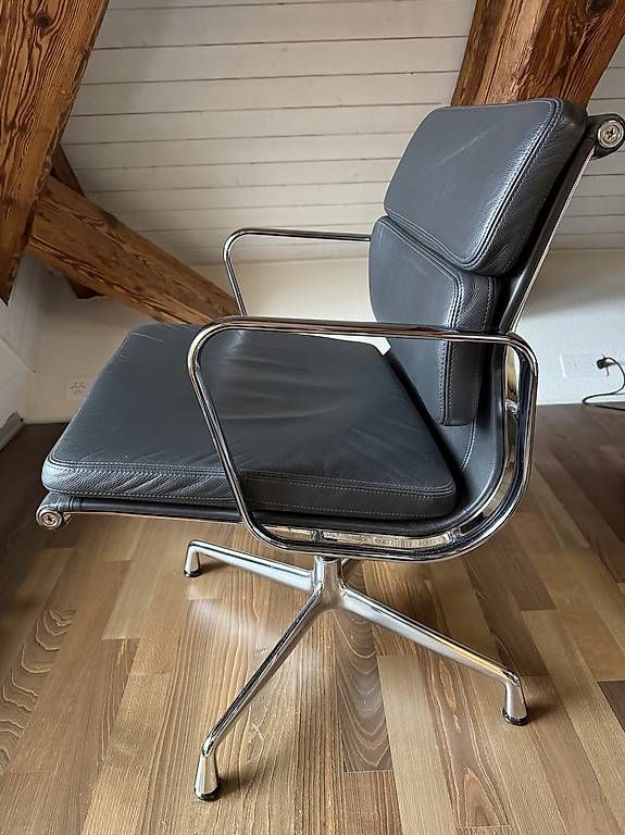 Poltrone: Vitra Soft Pad Char EA207 Aspahlt, Designklassiker – Usato da Muttenz venduto da samy2000 2