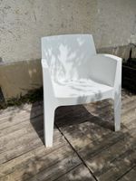 Chaise design blanche en plastique, idéale terrasse