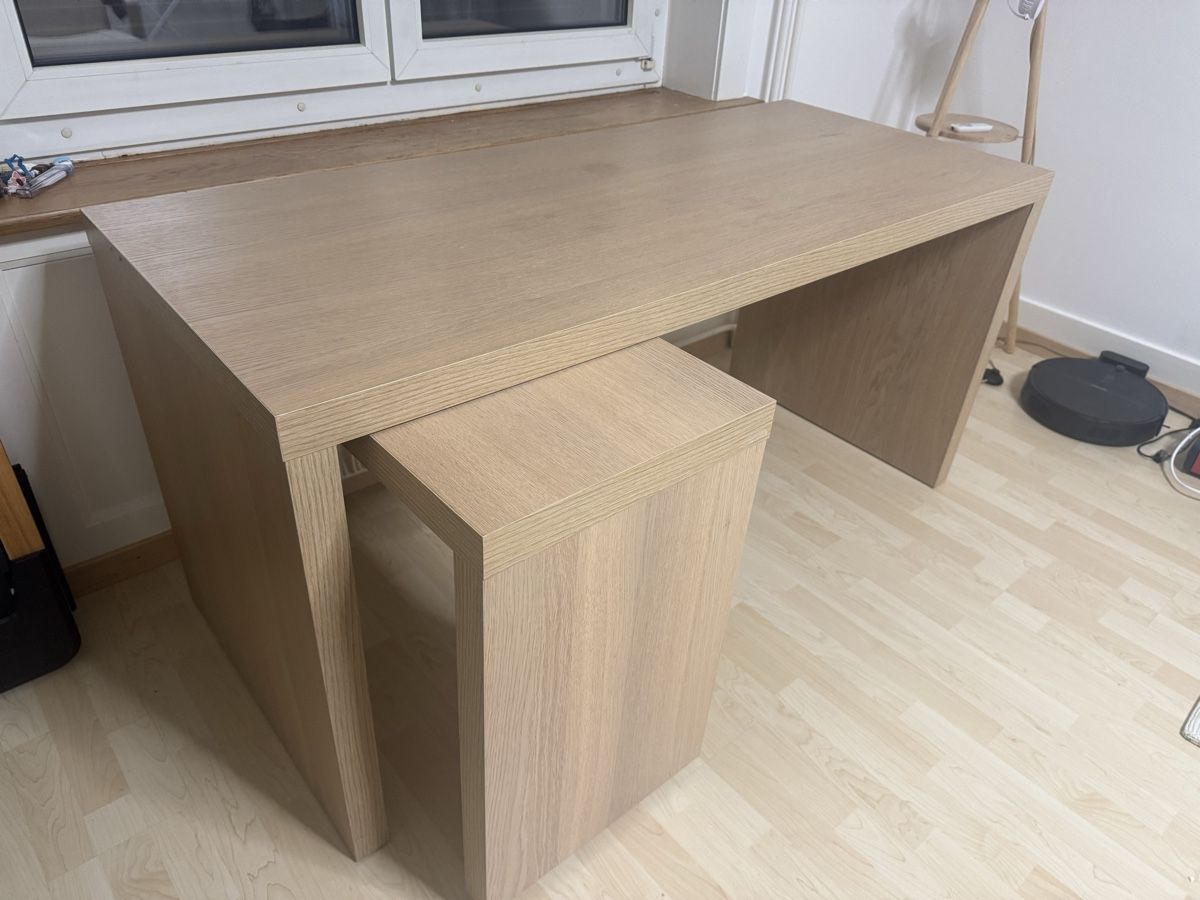 Ikea Schreibtische: Ikea MALM desk with pull-out side table, good condition – Gebraucht aus Zürich von von_65yj