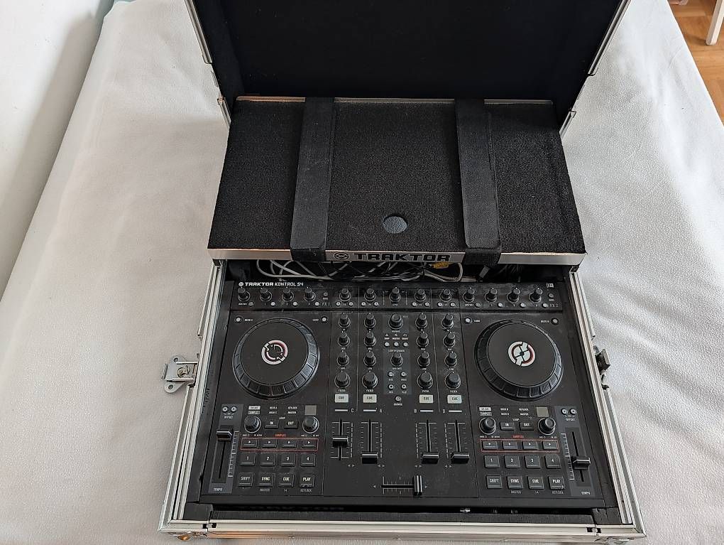 Console di mixaggio: Traktor Kontrol S4 Mk1 – Usato da Basel venduto da KJG