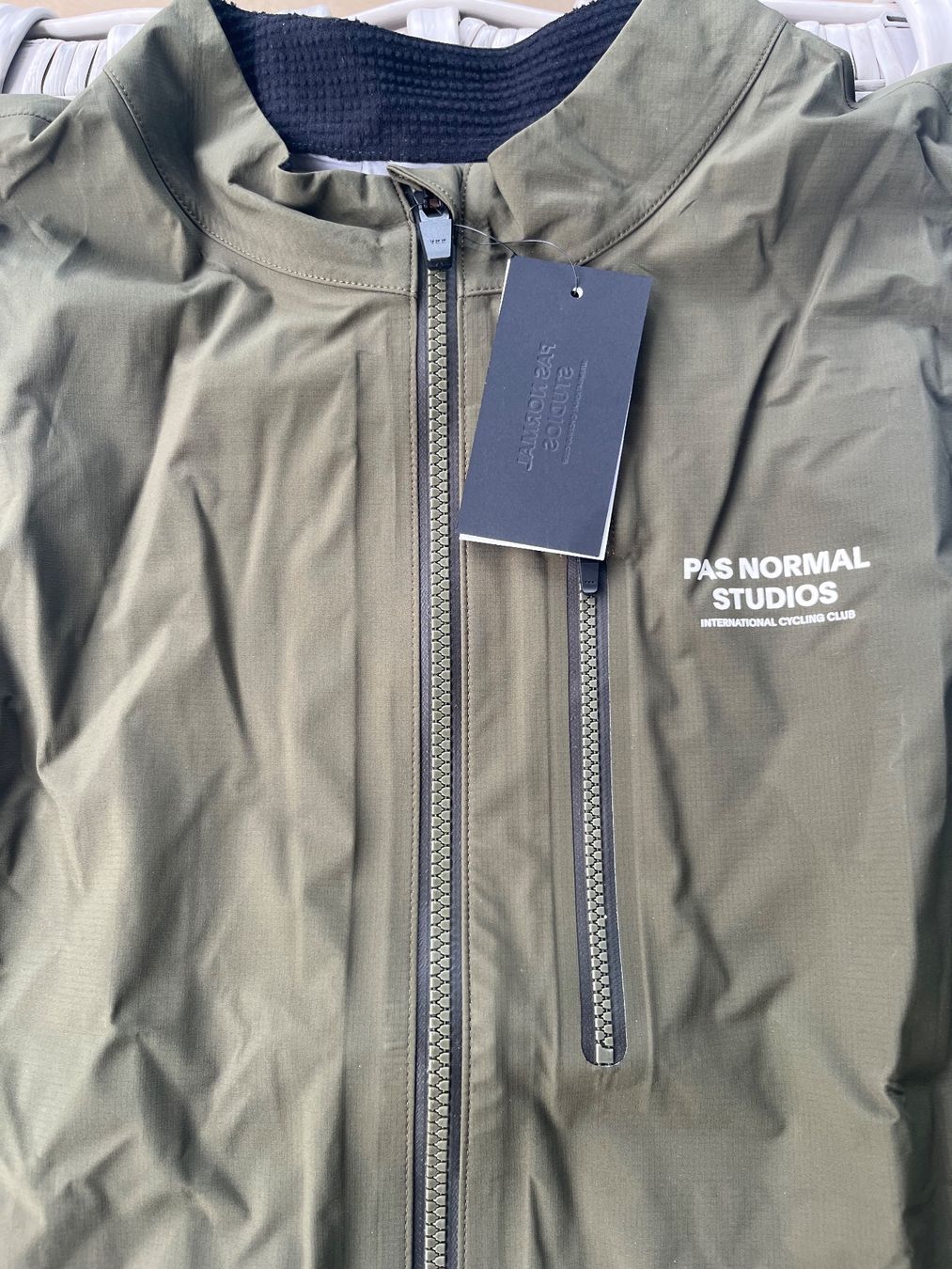 Pas Normal Studios Gilet & Giacche: Pas Normal Studios Herren Essential Shield Weste Oliv XXL – Nuovo e nell'imballaggio originale da Arbon venduto da Lakatusch 3