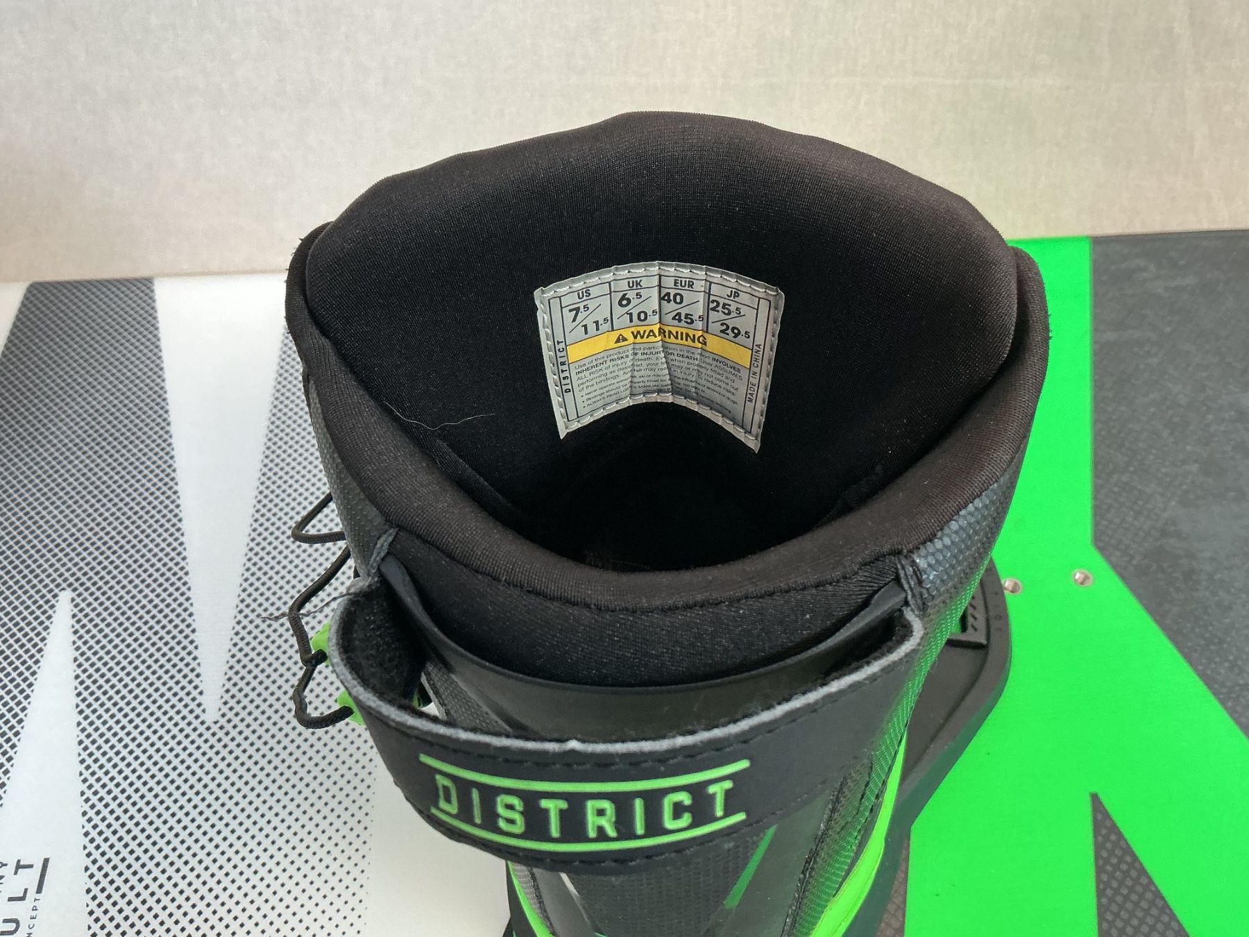Ronix Tavole da surf e di nuoto: RONIX Wakeboard the Vault 140 cm Gr. 40 - 45.5 – Usato da Richterswil venduto da Restwert_Richterswil 4