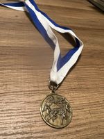 Sportmedaille Goldfarben mit Läufer-Relief blau-weiss