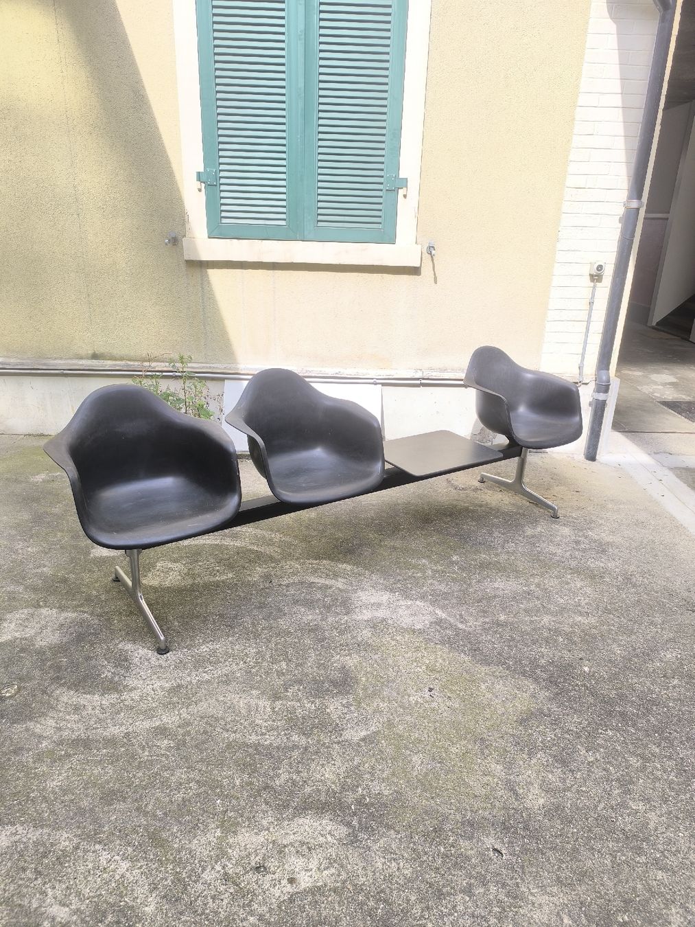 Eames Sedie: Eames Tandem Seat – Usato da Basel venduto da Patts_Lampenfieber