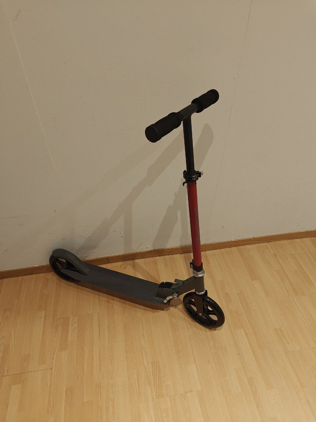 Kickboard: Scooter/ Tretroller klappbar rot/grau neuwertig – Neu (gemäss Beschreibung) aus Diessenhofen von areya89
