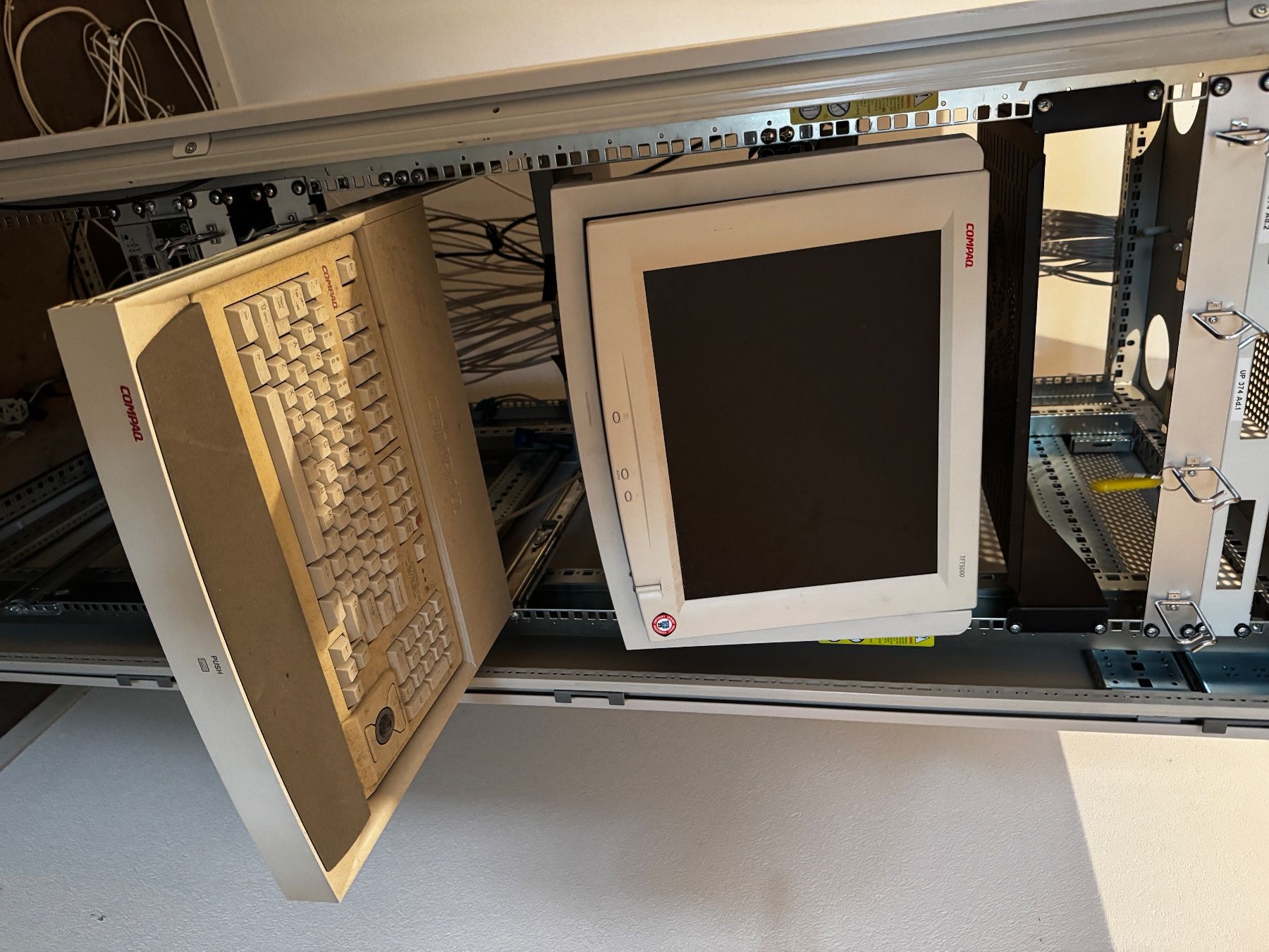 Compaq Racks & Cavalletti: Rack Compaq mit Bildschirm und Tastatur – Usato da Biberist venduto da Boumi_73 1