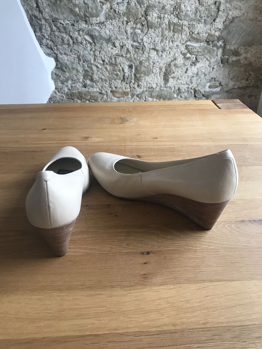 Bugatti Scarpe da donna: Bugatti Damen Keilpumps, Gr. 41, Beige, neu – Nuovo (secondo la descrizione) da Frauenfeld venduto da Wiibli_18 2
