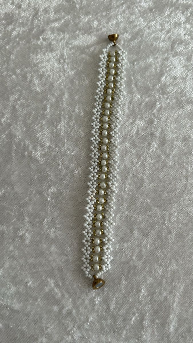 Armbänder & -reifen: Perlenarmband, Handarbeit, weiss, gold,elegant – Neu (gemäss Beschreibung) aus Ettiswil von nat_9vgc 1