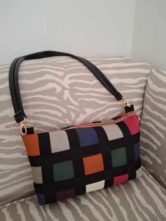 Farbige Crossover-Ledertasche, neuwertig