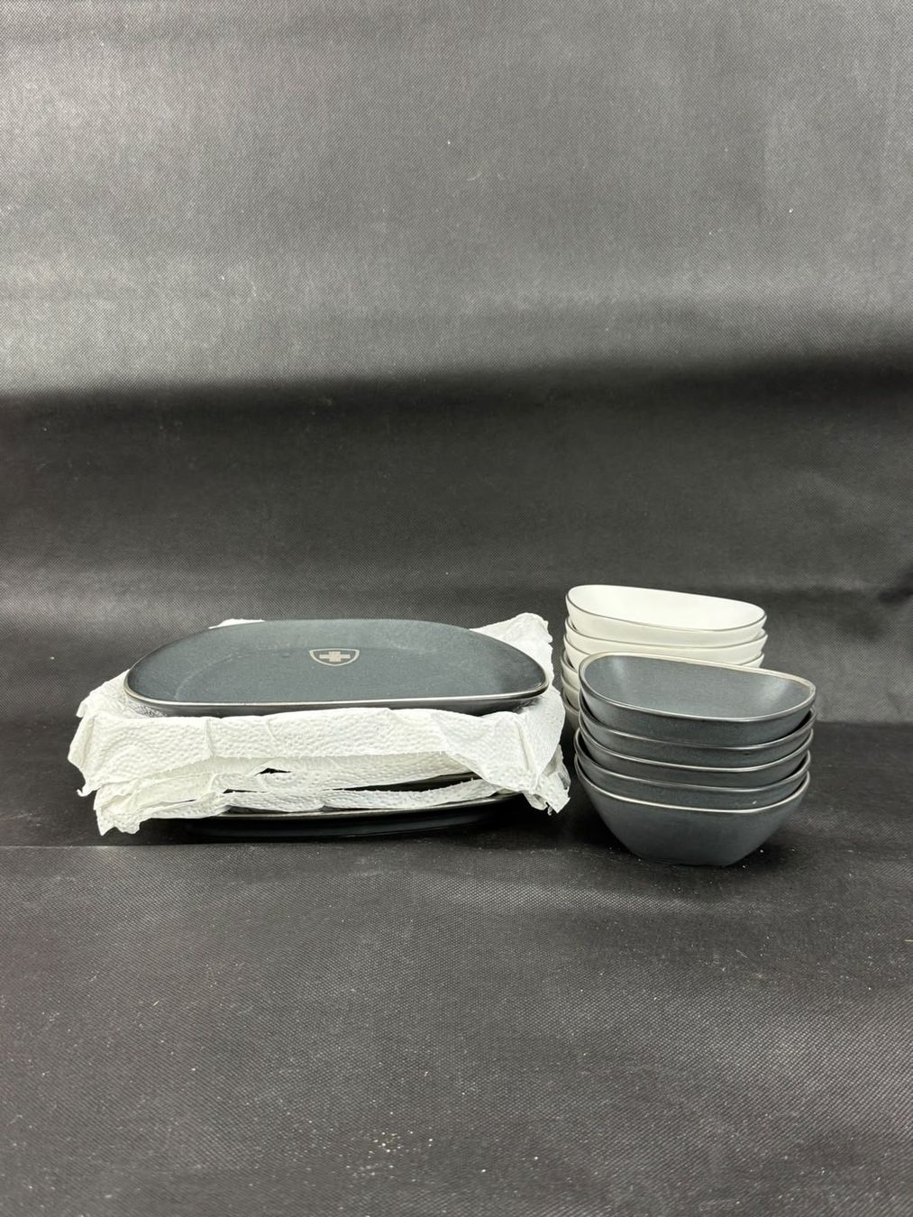 Set di piatti: Geschirrset Schwarz/Weiss mit Schweizerwappen – Nuovo (secondo la descrizione) da Rheineck venduto da welltabac 1