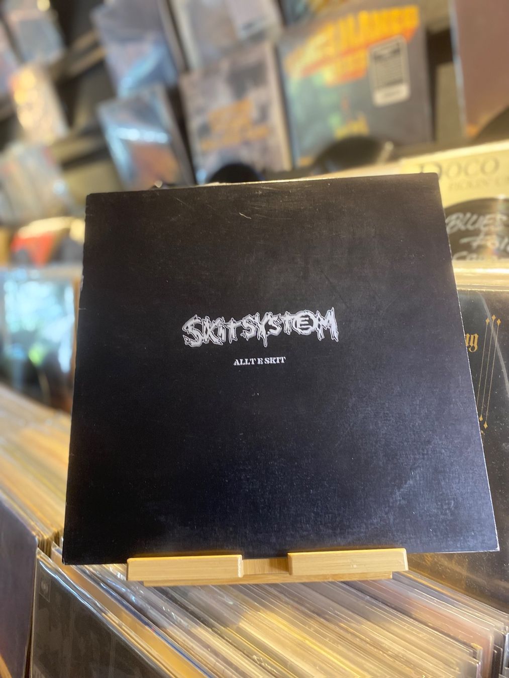Dischi in vinile: SKITSYSTEM – ALLT E SKIT / OG US 2004 VG++/VG++ – Usato da Gals venduto da Diskopatshop