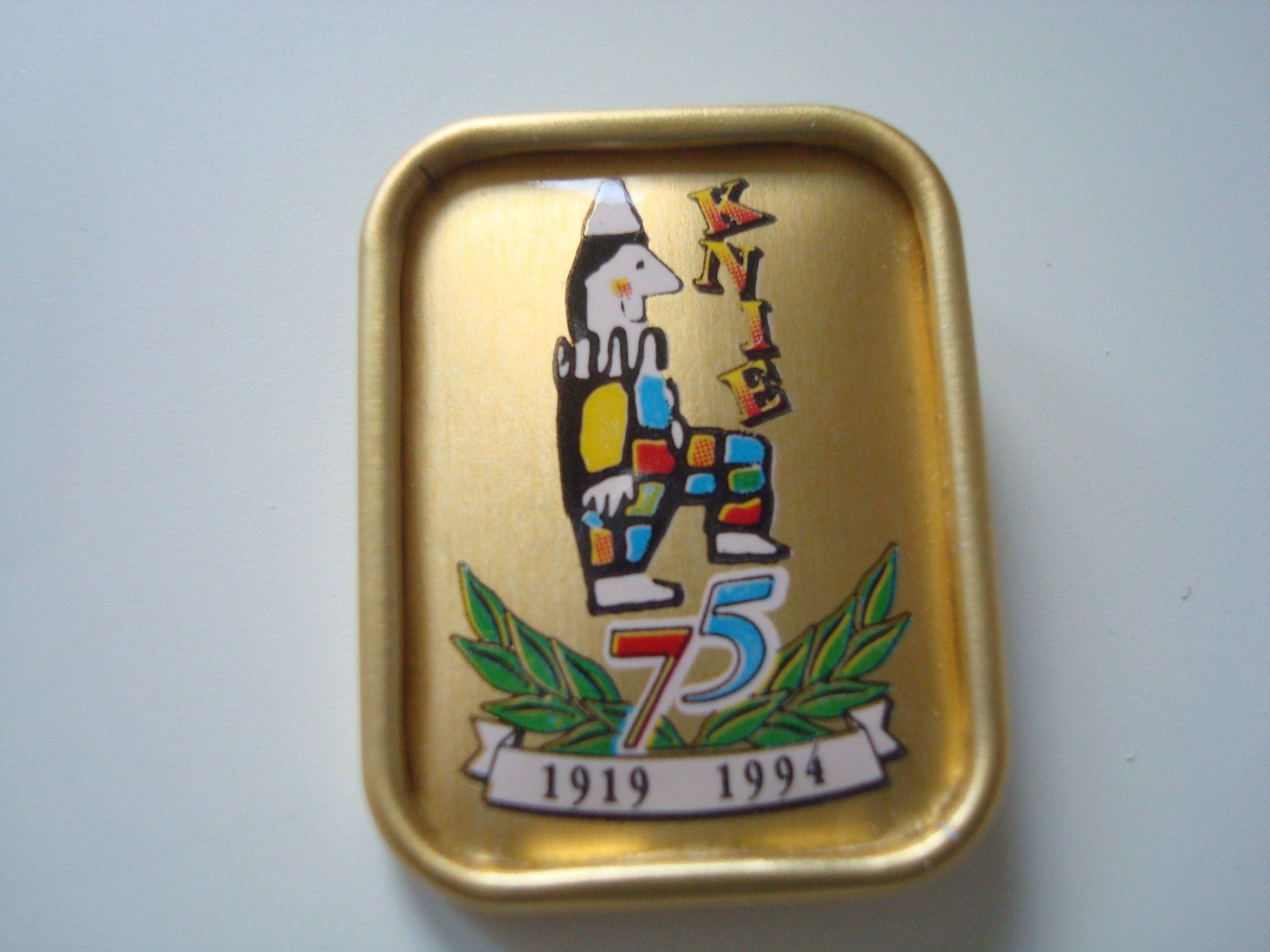 Placchette & Badge: Zirkus Knie Anstecker – Usato da Riehen venduto da Baerewaegli