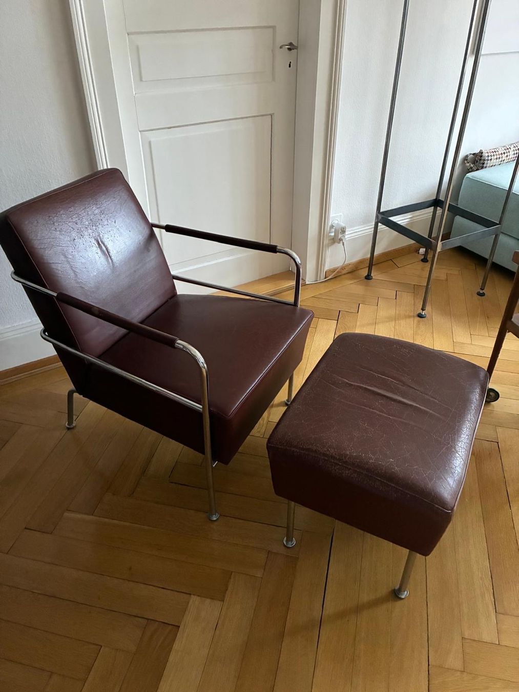 Sessel: Designer Ledersessel mit Hocker – Gebraucht aus Luzern von Belle-Epoque