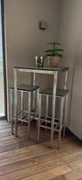 Stehtisch mit 2 Barhockern Metall und Holz guter Zustand