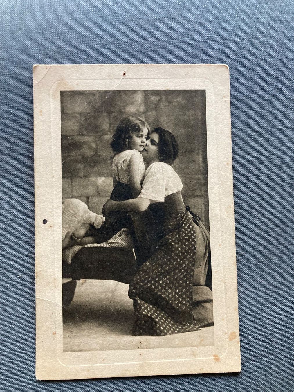 Cartoline postali: Alte Postkarte, Schwarzweiss, ca. 1907,Mutter und Kind – Usato da Zürich venduto da mik_h9ty