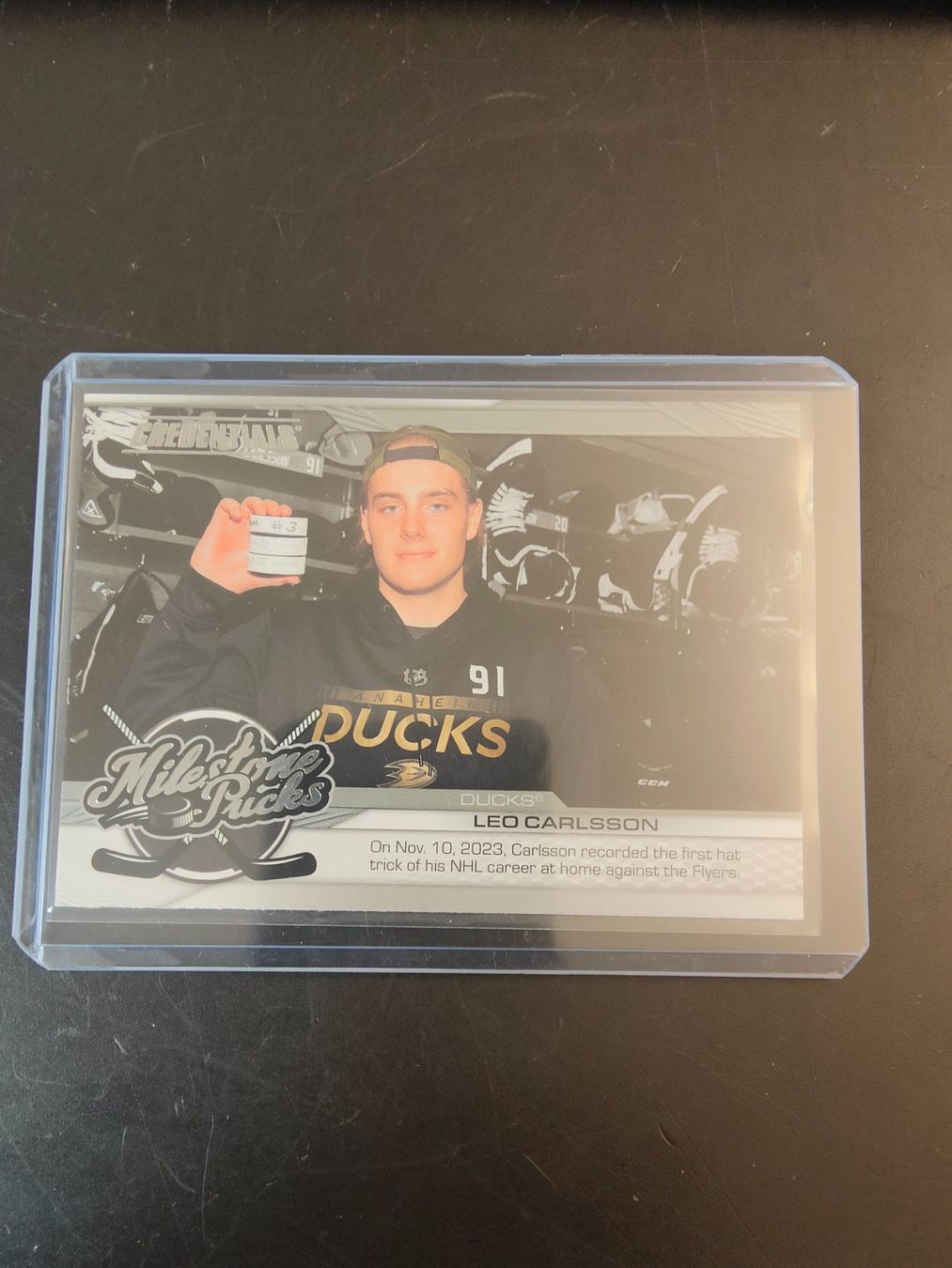 Carte collezionabili: Leo Carlsson Anaheim Ducks Credentials Milestone Pucks – Usato da Wangen SZ venduto da Sasch3