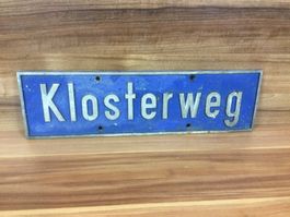 Altes Strassenschild mit der Aufschrift Klosterweg