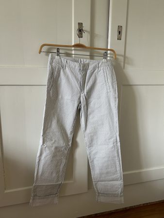 Hose, weiss mit feinen, hellblauen Streifen, 100% Baumwolle