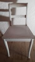 Antiker weisser Stuhl