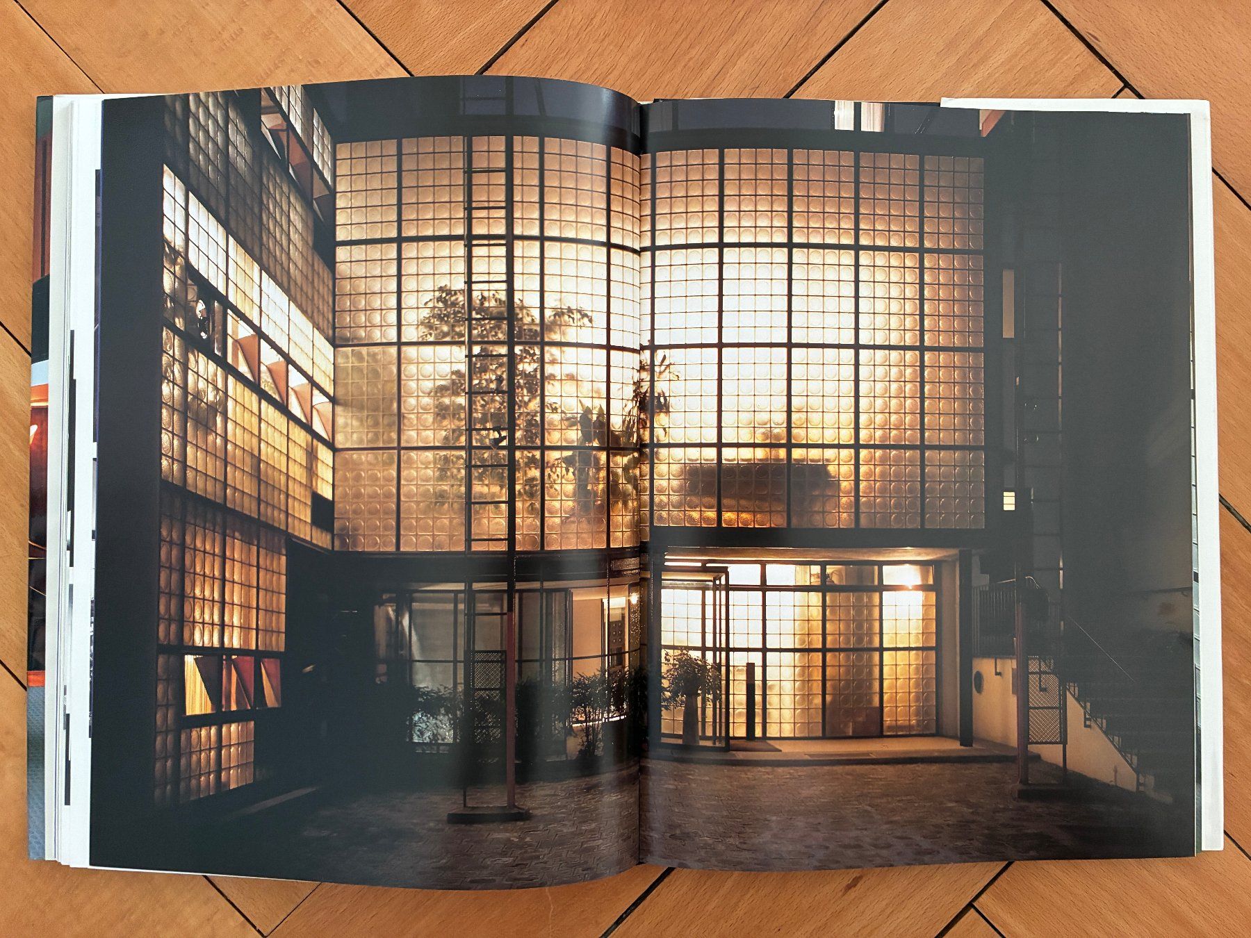 Libri: Architektur Buch: PIERRE CHAREAU – Usato da Lugano venduto da gio.yo 4