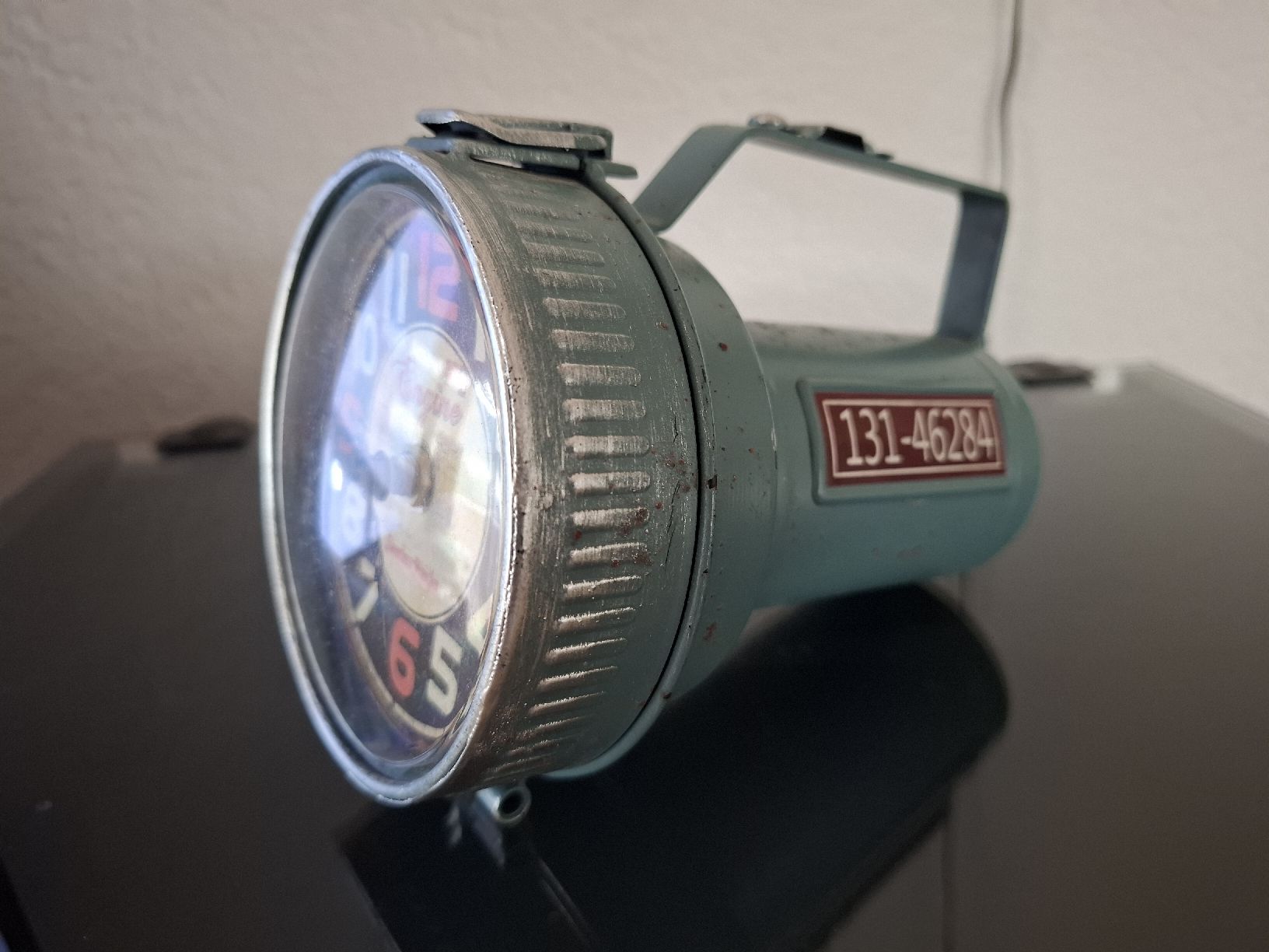 Alle Dekorationen: Horloge de table de style post-apocalypse – Gebraucht aus Moutier von Carambaaa