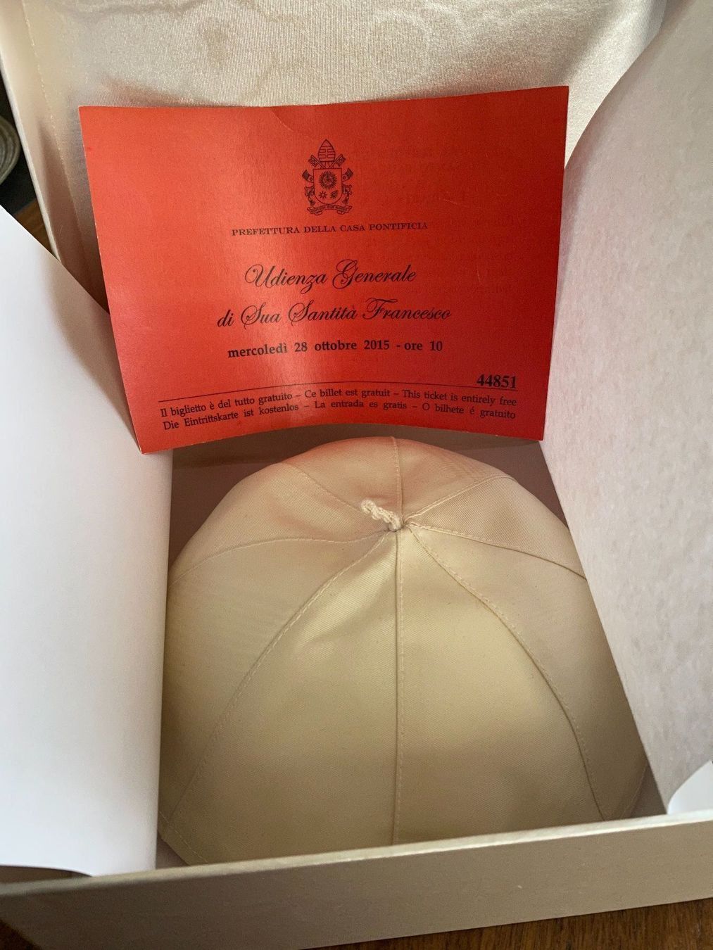 Copricapi, berretti & cappellini: Papstkappe Papst Franziskus Pileolus – Usato da Horgen venduto da Auction-Kings 1
