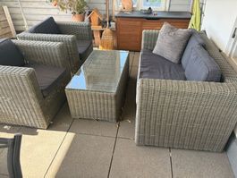 Rattan Lounge Set mit Tisch und zwei Sesseln gebraucht