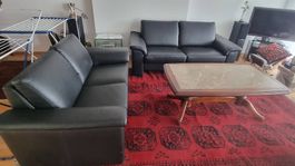 Zwei Ledersofas schwarz gepolstert gebraucht guter Zustand