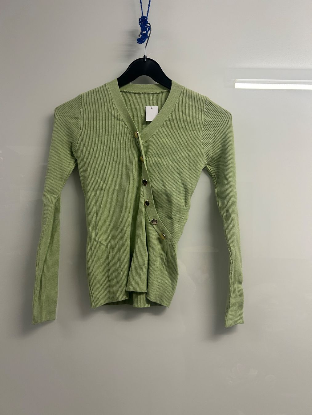 Maglioni & Felpe: Pullover Figurbetont Pastellgrün Knöpfe One Size Neu – Nuovo e nell'imballaggio originale da Regensdorf venduto da Spyke55