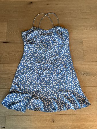 Robe courte bleue à fleurs fines