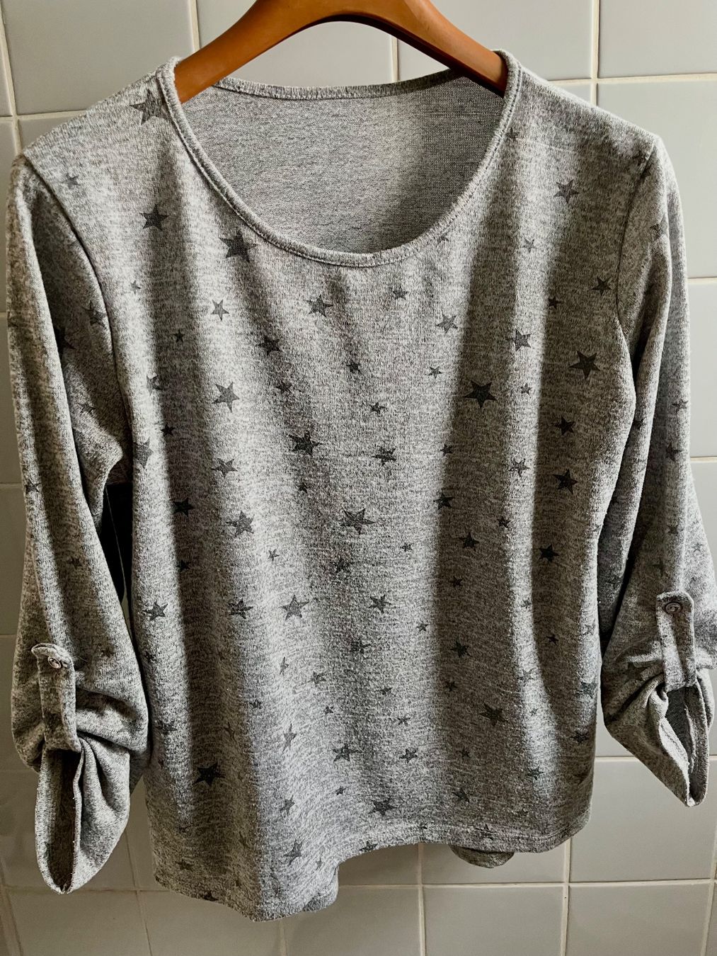 Lotti di vestiti: Set: 4 verschiedene Shirt/Pullover, gemustert, Grösse: M-L – Usato da Adliswil venduto da eri.40 7
