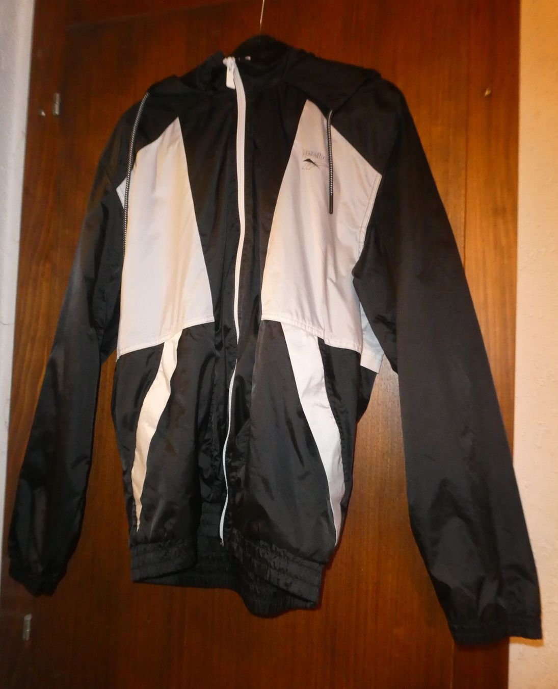 Reebok Jacken: Veste Reebok noir et blanc – Gebraucht aus Troistorrents von Marion70