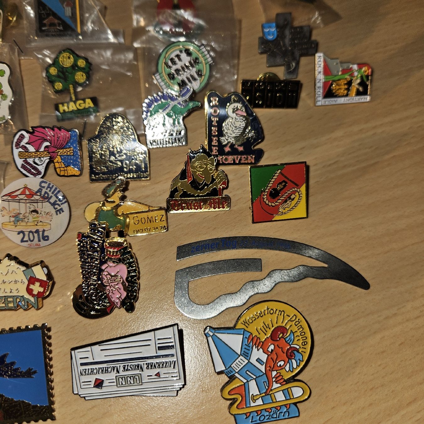 Swiss Placchette & Badge: Pins Sammlung Anstecker Konvolut Werbung Schweiz – Usato da Kriens venduto da gra_fhn7 3