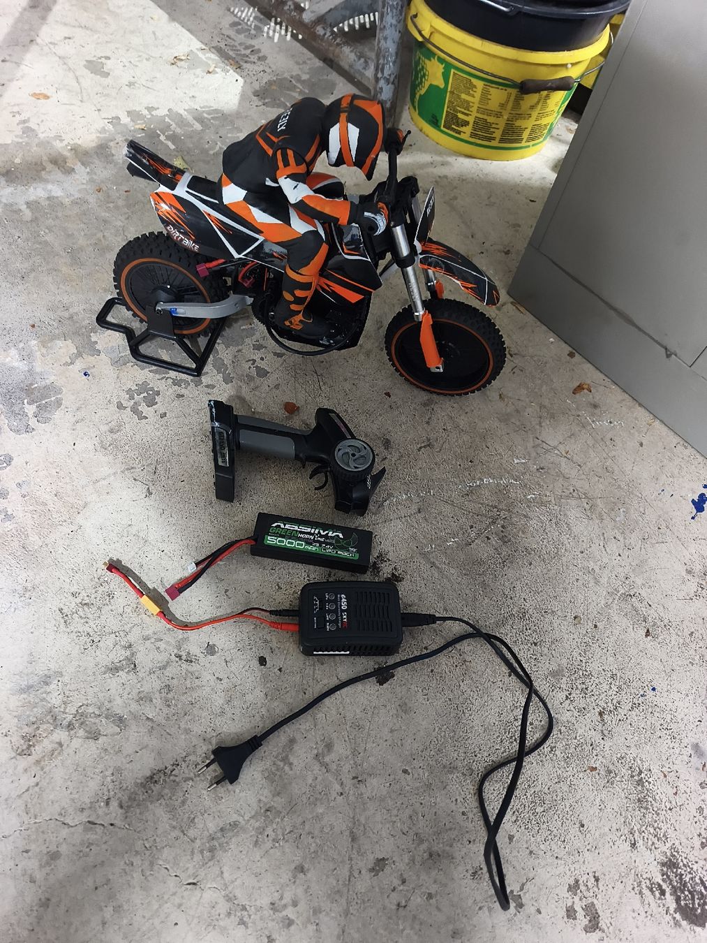 RC Modellbau: RC Motorrad – Defekt aus Triengen von R2S000