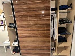 Moderner Kleiderschrank